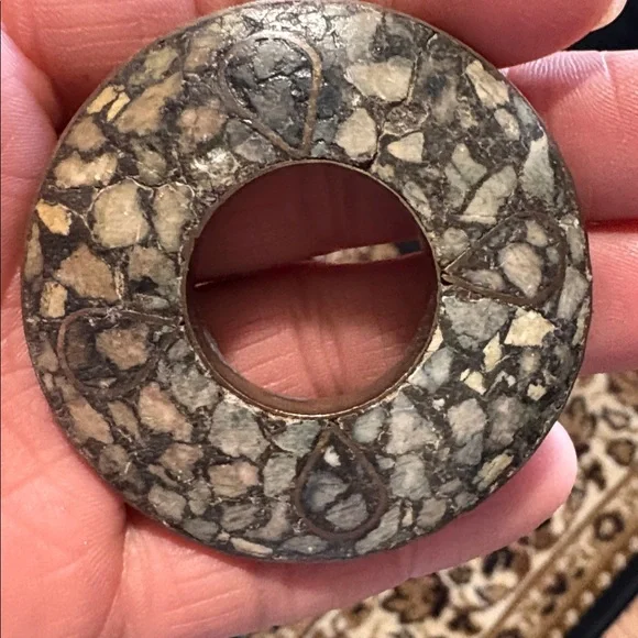 VINTAGE GENUINE INLAY AGATE BRASS BACKING MADE IN INDIA DONUT SHAPED 2.3" BROOCH - Picture 7 of 9